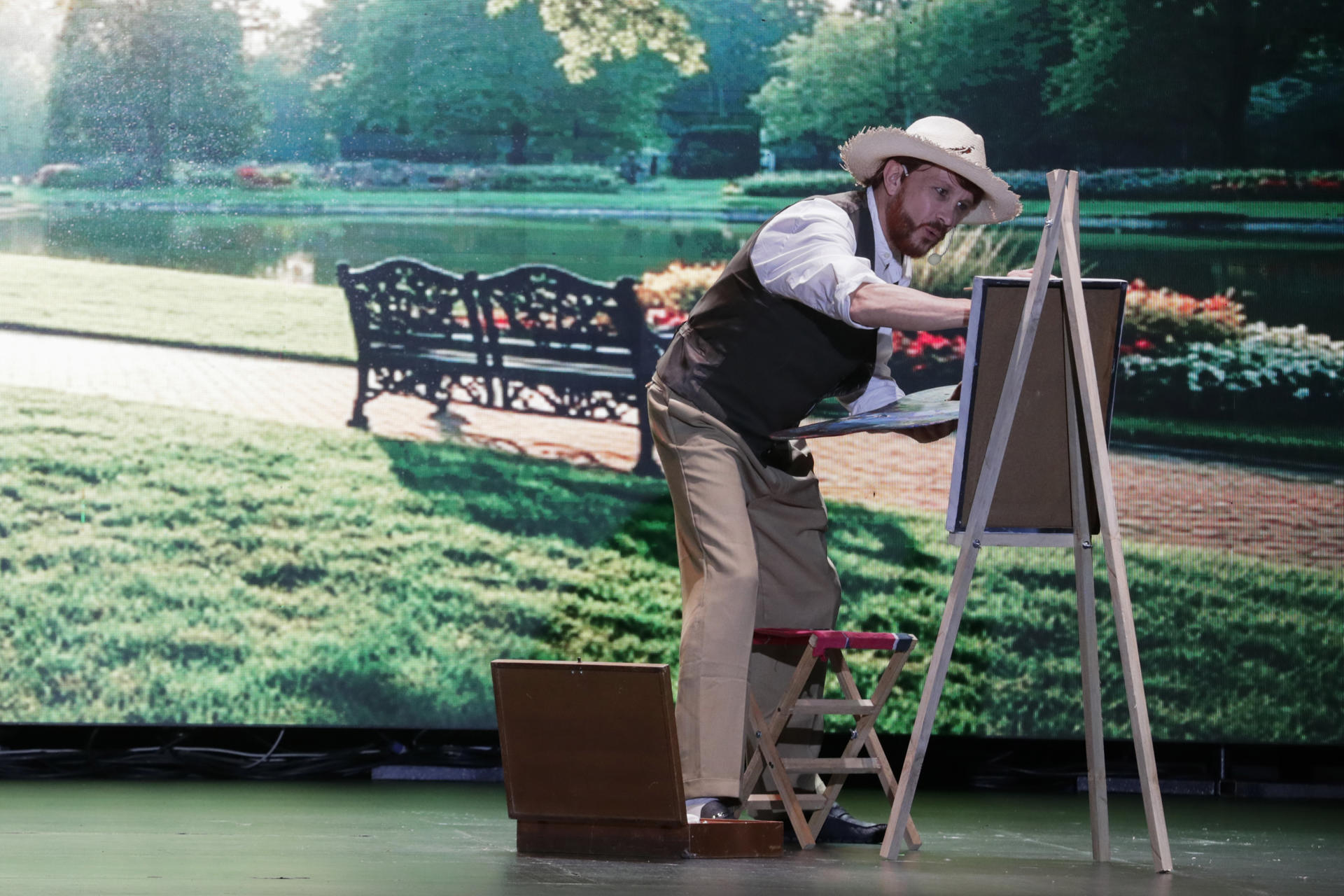 El actor Óscar Salazar, al interpretar este jueves, 15 de mayo, al afamado pintor neerlandés Vincent van Gogh, durante una escena de la obras de teatro 'Van Gogh: La Locura del Color', en el teatro Cassia de Bogotá (Colombia). EFE/Carlos Ortega