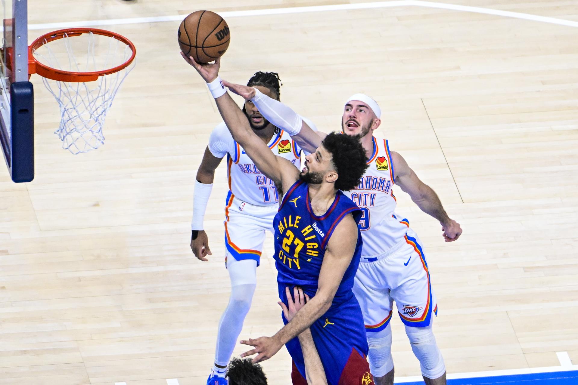 El escolta de los Denver Nuggets Jamal Murray (C) entra a canasta defendido por el escolta de los Oklahoma City Thunder Alex Caruso. EFE/EPA/GERALD LEONG SHUTTERSTOCK OUT
