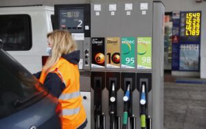 Una empleada de una gasolinera surte combustible a un vehículo en una imagen de archivo. EFE/LUIS TEJIDO