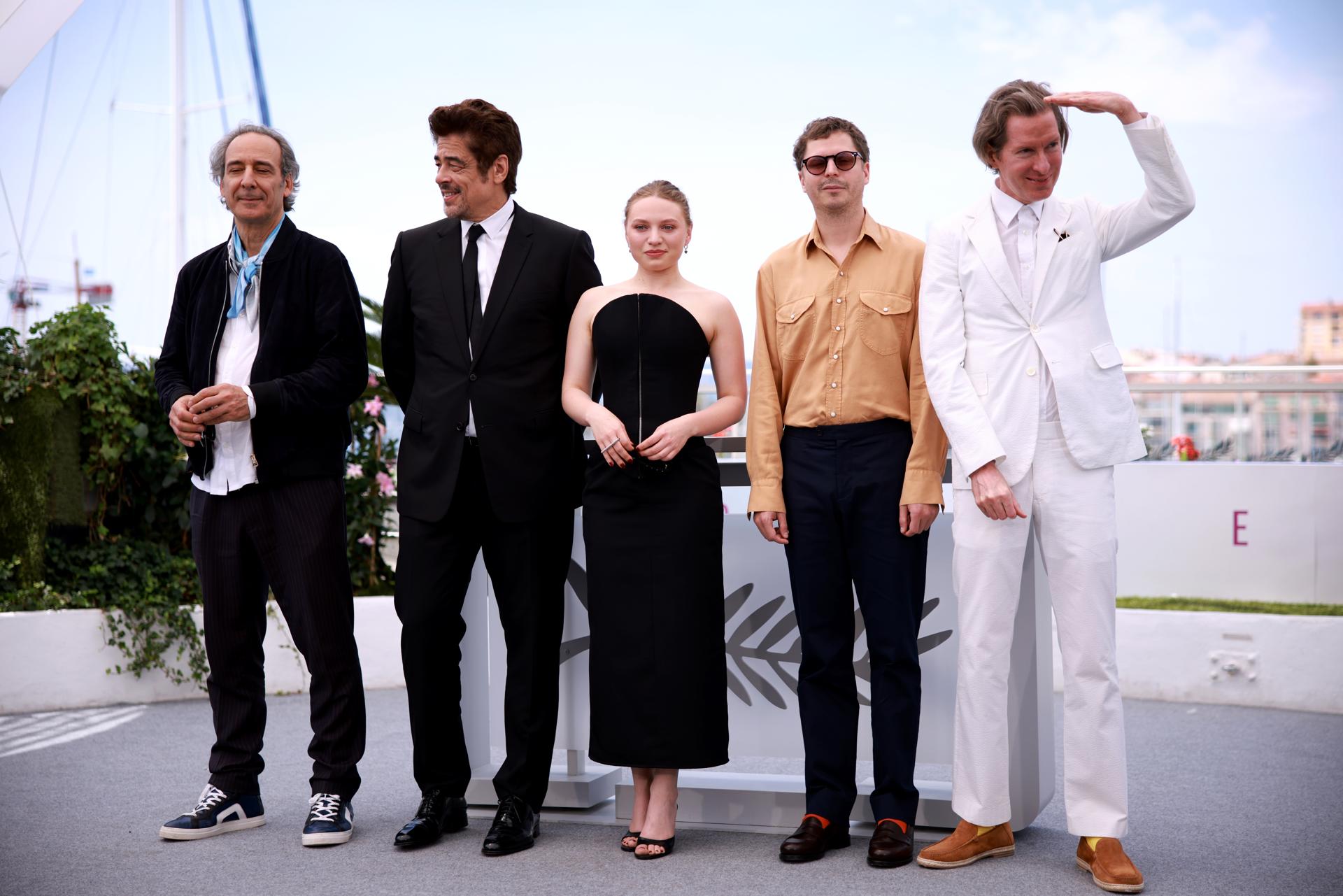(D-I) El director Wes Anderson, Michael Cera, Mia Threapleton, Benicio del Toro y el compositor Alexandre Desplat asisten al photocall de 'The Phoenician Scheme' durante el 78º Festival Internacional de Cine de Cannes, en Cannes, Francia, el 19 de mayo de 2025. El festival de cine se celebra del 13 al 24 de mayo de 2025. (Cine, Francia) EFE/EPA/CLEMENS BILAN