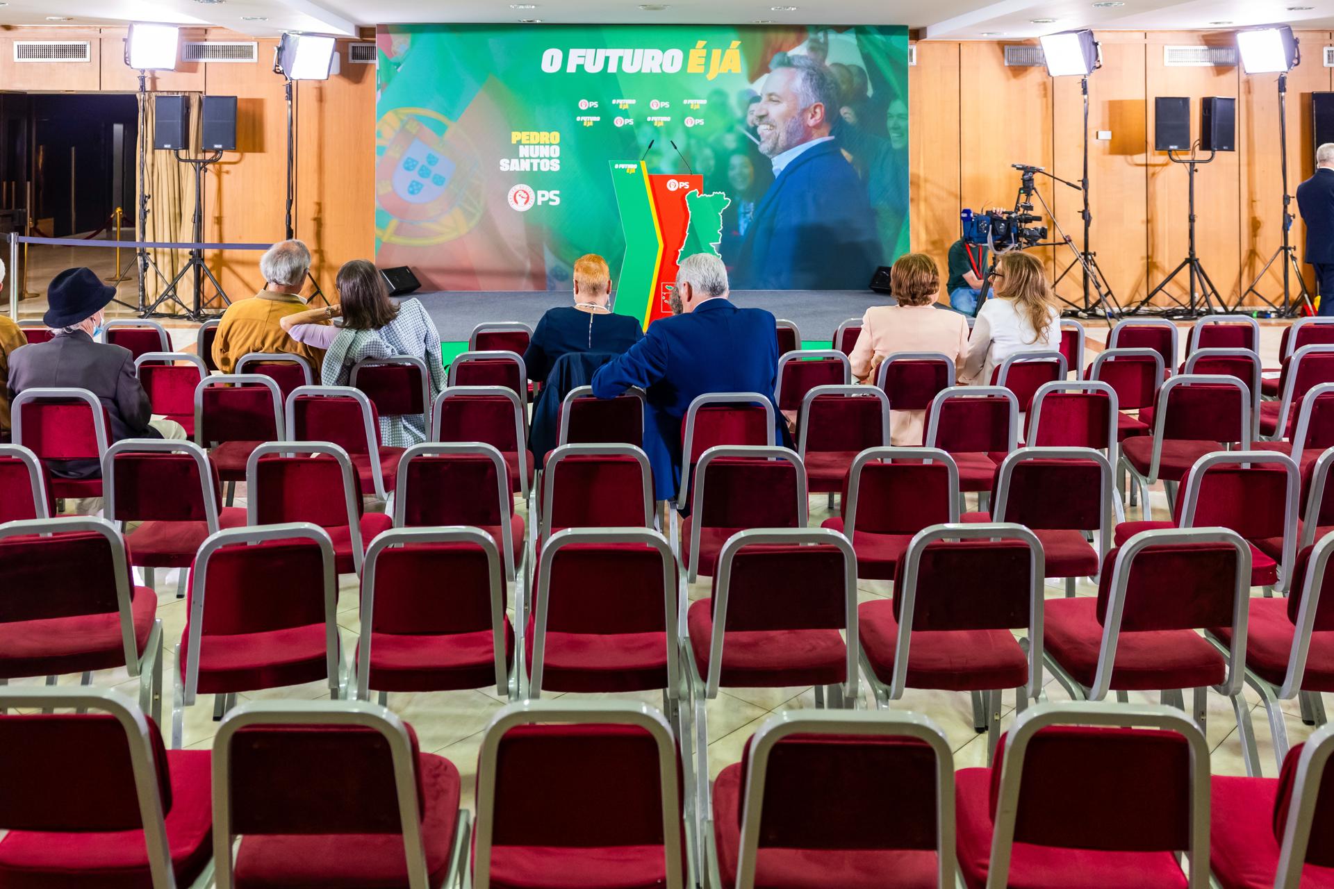 Muy pocos simpatizantes del Partido Socialista (PS) al reaccionar ante los primeros resultados de las elecciones generales legislativas en Portugal, en Lisboa. EFE/Jose Sena