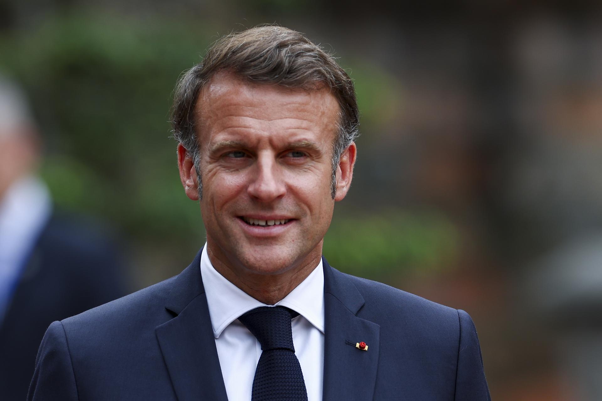 HANOI (VIETNAM), 26/05/2025.- French President Emmanuel Macron walks to attend a luncheon with Vietnam's Communist Party General Secretary To Lam at Van Mieu, during Macron's first official trip to the country, in Hanoi, Vietnam, 26 May 2025. (Francia) EFE/EPA/Chalinee Thirasupa / POOL