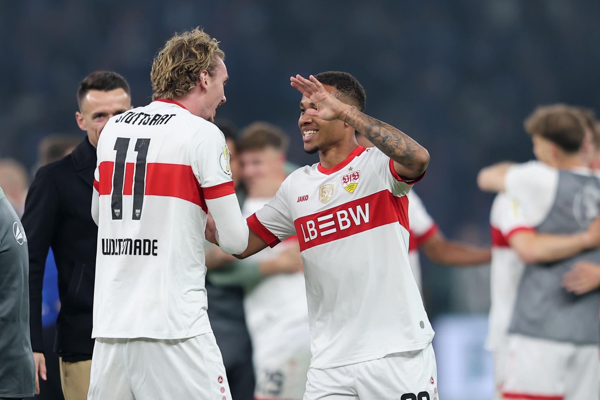 Los jugadores del Stuttgart Nick Woltemade (I) y Nikolas Nartey celebran el título de Copa alemana jugada entre Arminia Bielefeld y VfB Stuttgart en Berlín, Alemania. EFE/EPA/ANDREAS GORA