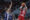 La jugadora estadounidense de Casademont Zaragoza, Merritt Hempe (d), lanza a canasta ante la alero alemana de Valencia Basket, Leonie Fiebich, durante el encuentro correspondiente a la fase regular de la Liga Endesa F que disputaron en el Pabellón Príncipe Felipe de Zaragoza. EFE / Javier Cebollada.
