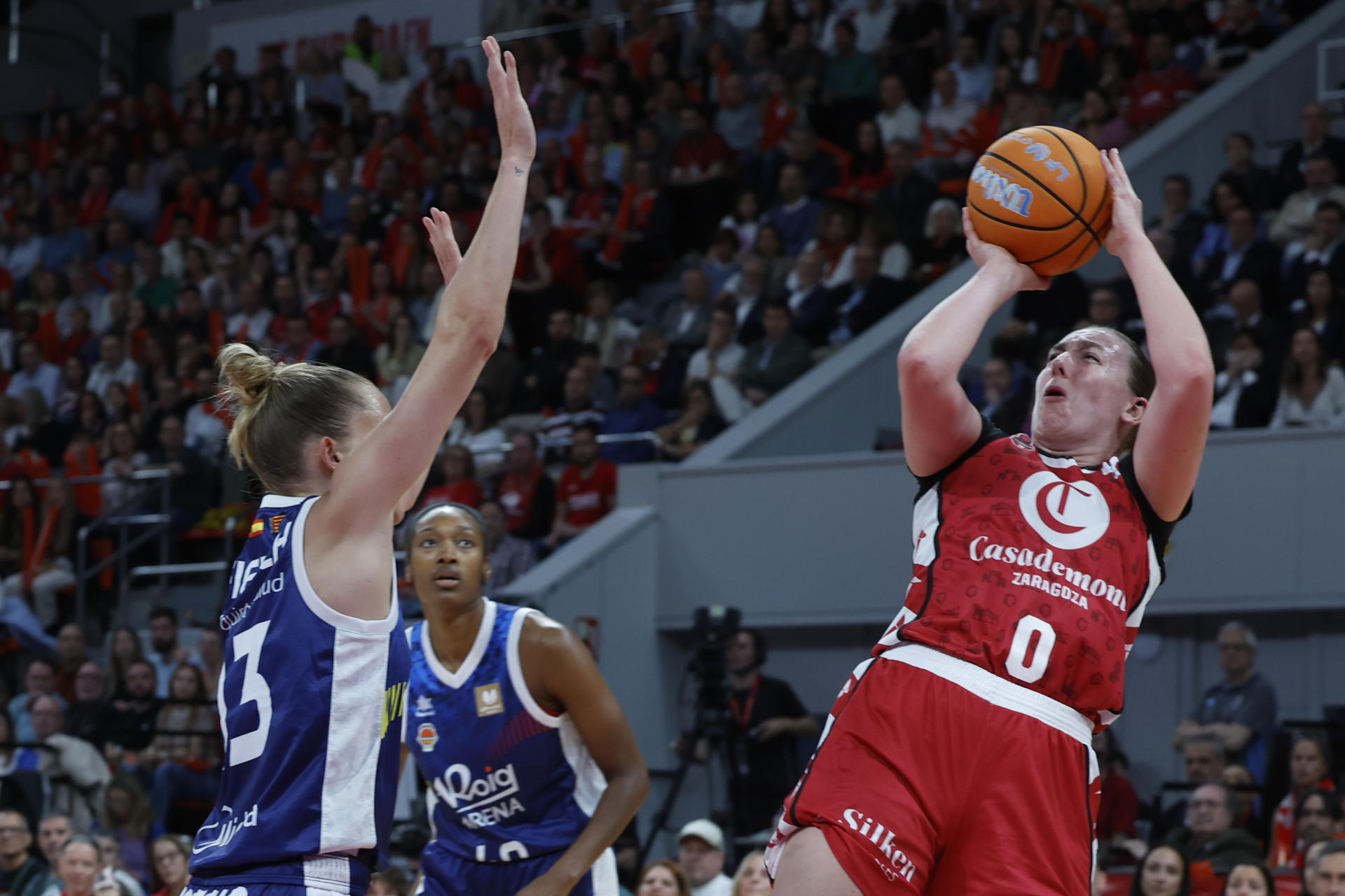 La jugadora estadounidense de Casademont Zaragoza, Merritt Hempe (d), lanza a canasta ante la alero alemana de Valencia Basket, Leonie Fiebich, durante el encuentro correspondiente a la fase regular de la Liga Endesa F que disputaron en el Pabellón Príncipe Felipe de Zaragoza. EFE / Javier Cebollada.
