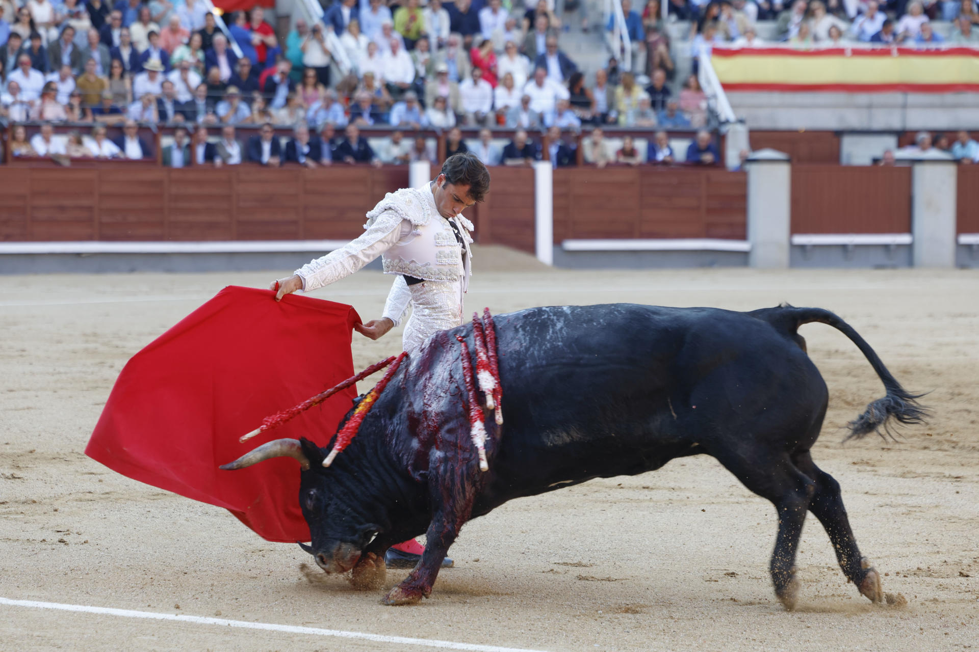 El diestro Rafa Serna da un pase a su primer astado durante el festejo taurino de la Feria de San Isidro, este jueves en la Plaza de Toros de Las Ventas, en Madrid. EFE/ Juanjo Martin
