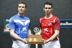 Los pelotaris guipuzcoanos Jokin Altuna (d), vigente campeón, e Iñaki Artola (i), han elegido este miércoles en Bilbao el material para la final del Campeonato Manomanista, el torneo más importante de Pelota Vasca. EFE/ Miguel Toña