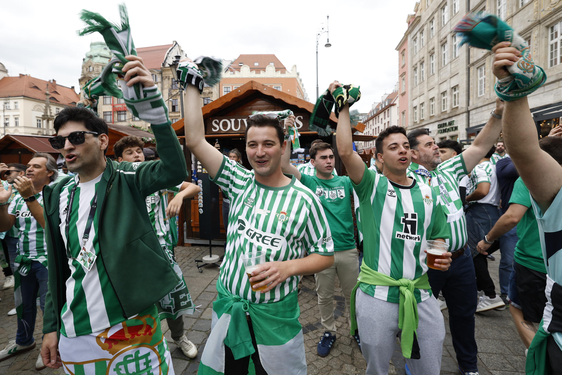 Aficionados del Betis en la Plaza Solny de Breslavia (Polonia) este miércoles previo al partido de la final de la Liga Conferencia ante el Chelsea. EFE/Julio Muñoz