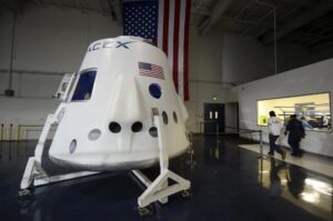 Fotografía de archivo en donde se ve una cápsula Space X Dragon. EFE/Michael Nelson