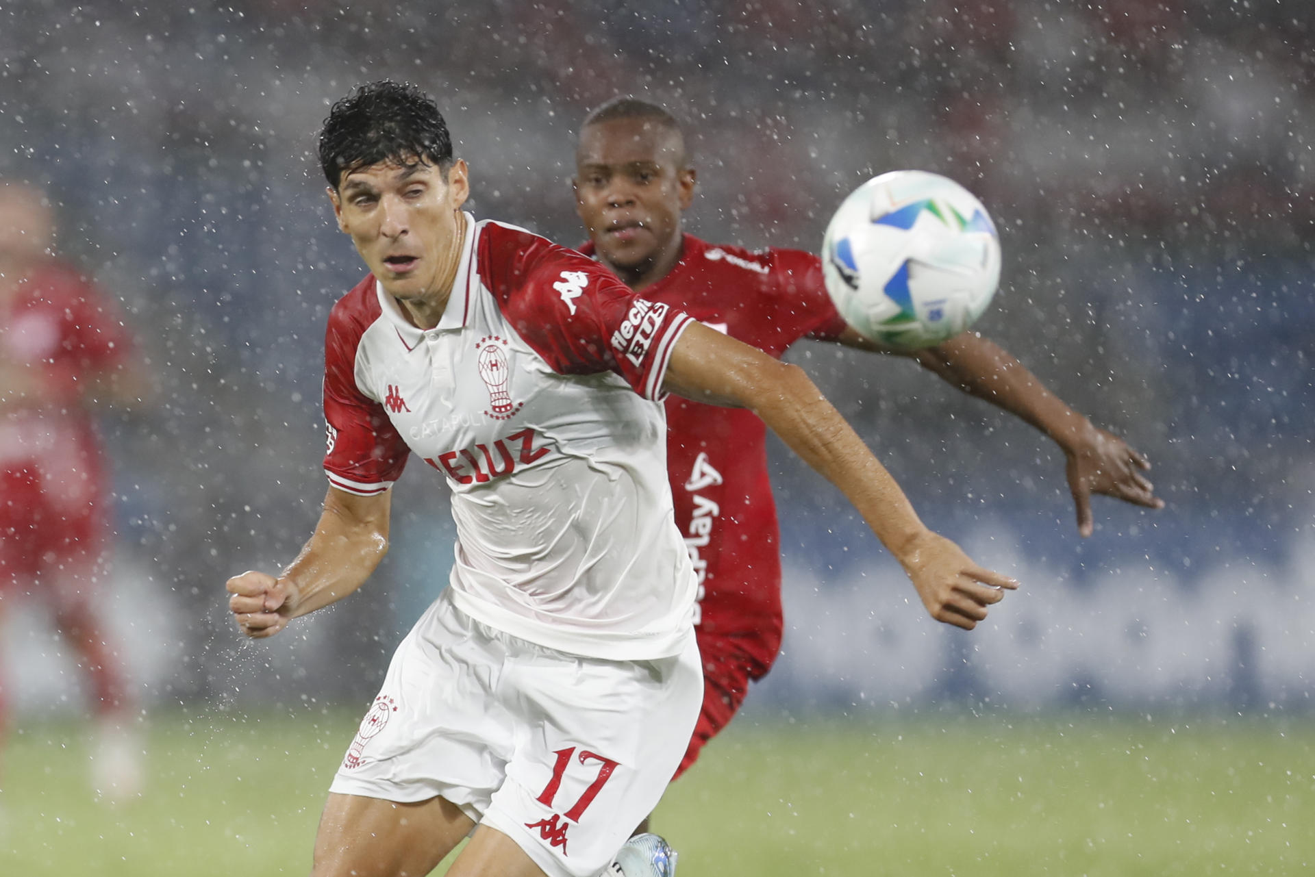 Gabriel Alanís de Huracán disputa un balón ante el América de Cali. EFE/ Ernesto Guzmán Jr.
