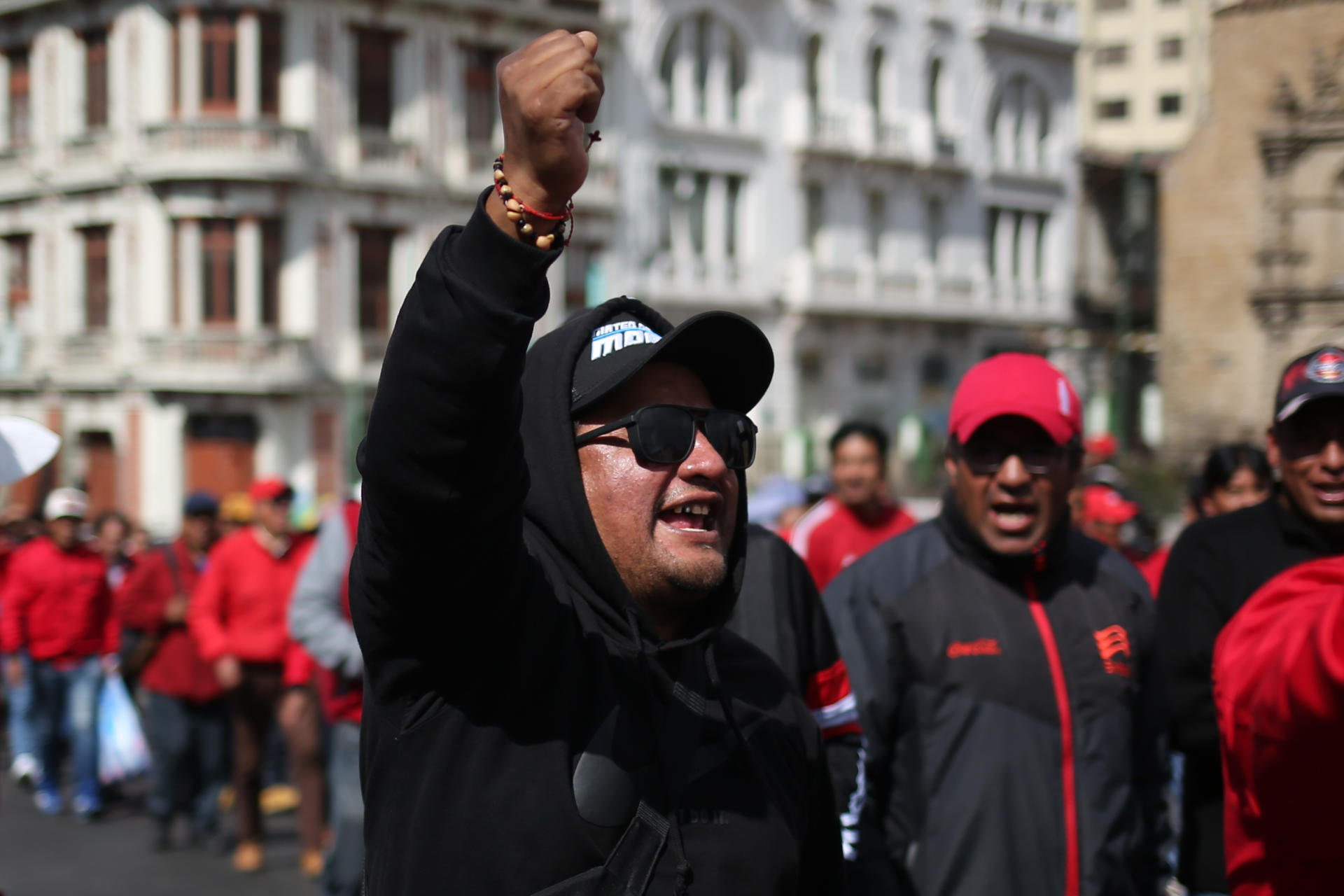 Un grupo de trabajadores fue captado este jueves, 1 de mayo, al marchar con motivo del Día Internacional del Trabajo por las calles de La Paz (Bolivia). EFE/Luis Gandarillas