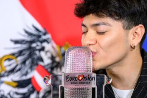 Imagen del 19 de mayo de 2025 del austríaco Johannes Pietsch, ganador de Eurovisión. EFE/EPA/MAX SLOVENCIK
