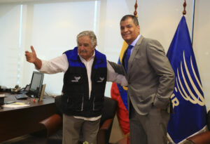 Fotografía de archivo, tomada el 18 de febrero de 2017, en la que aparecen el entonces presidente de Ecuador, Rafael Correa (d), al saludar al expresidente de Uruguay José Mujica (i), en Guayaquil (Ecuador). EFE/Robert Puglla