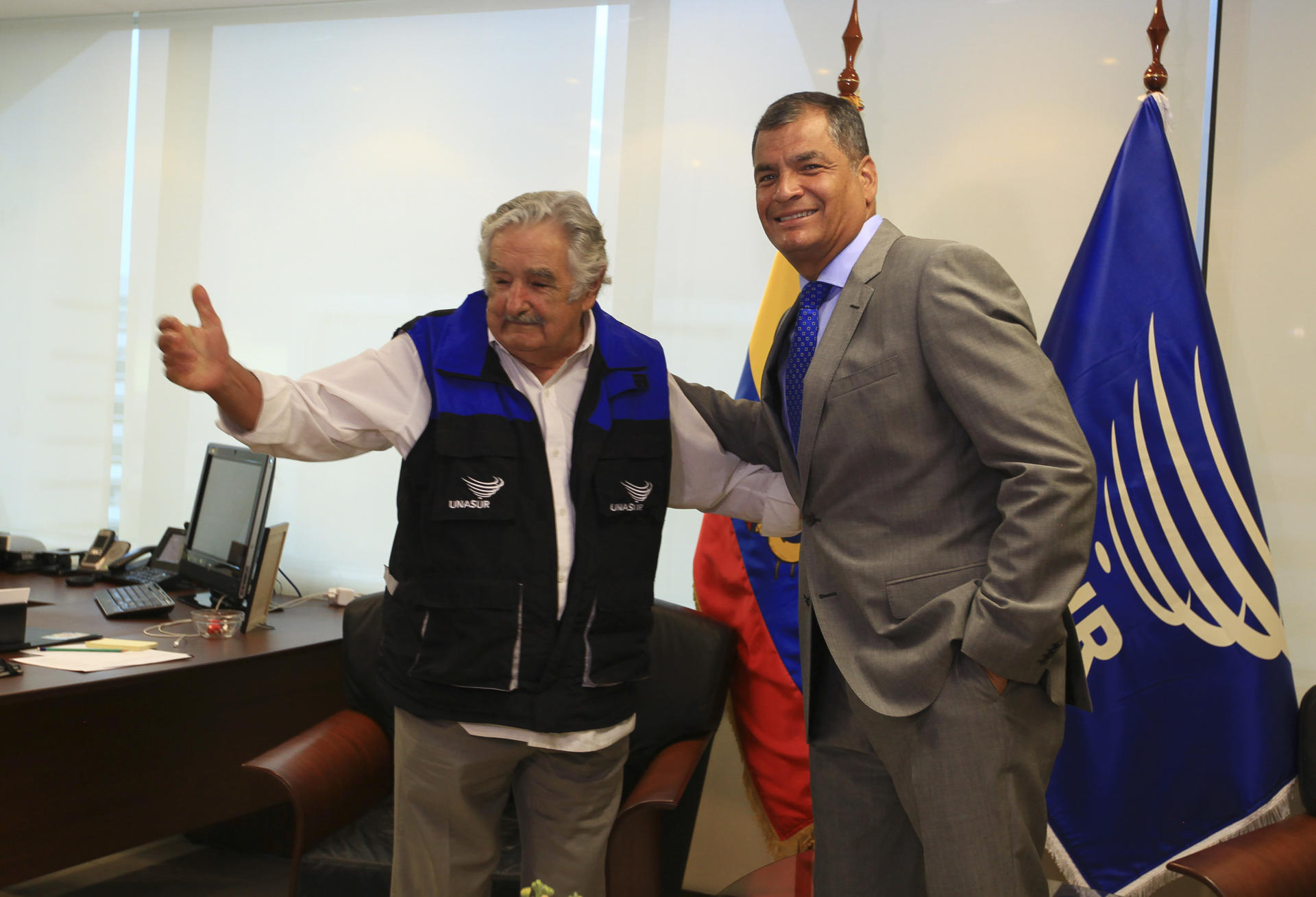 Fotografía de archivo, tomada el 18 de febrero de 2017, en la que aparecen el entonces presidente de Ecuador, Rafael Correa (d), al saludar al expresidente de Uruguay José Mujica (i), en Guayaquil (Ecuador). EFE/Robert Puglla