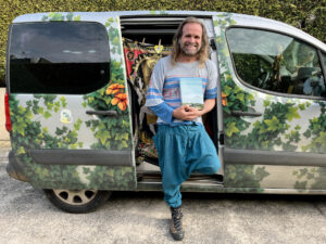 El artista Mario San Miguel ha puesto su música a favor de una campaña vecinal contra la construcción de una planta para producir biogás con purines en la localidad cántabra de Praves, dado el tamaño del proyecto, la posible afección al medioambiente y la cercanía a las viviendas del centenar de personas que allí residen. EFE/ Miguel Ramos