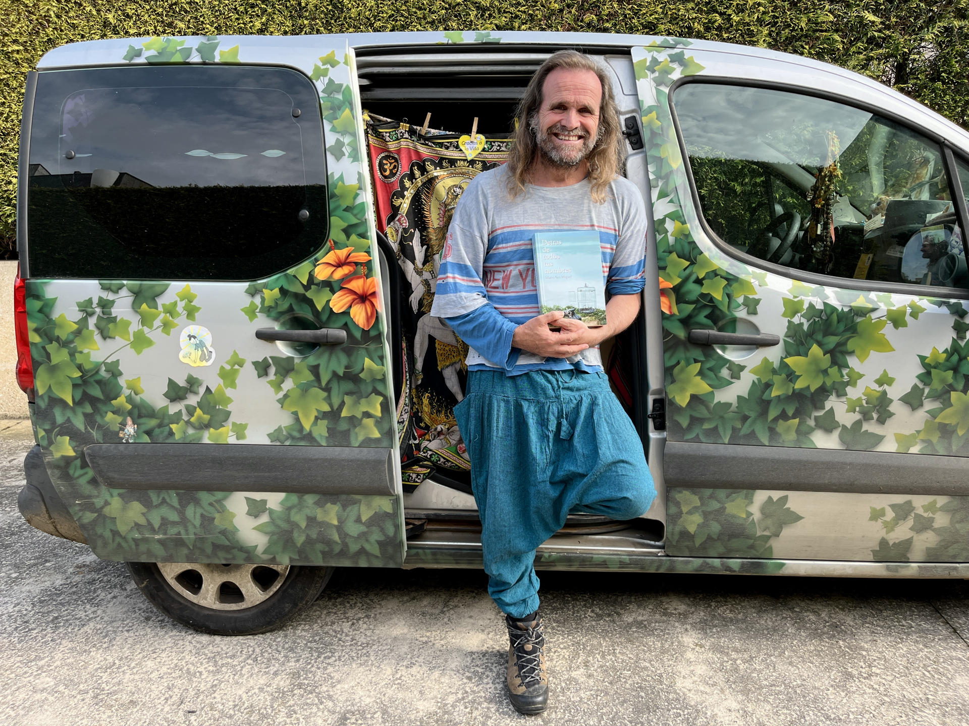 El artista Mario San Miguel ha puesto su música a favor de una campaña vecinal contra la construcción de una planta para producir biogás con purines en la localidad cántabra de Praves, dado el tamaño del proyecto, la posible afección al medioambiente y la cercanía a las viviendas del centenar de personas que allí residen. EFE/ Miguel Ramos
