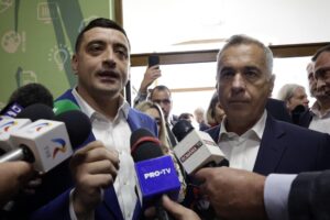 El ultranacionalista George Simion (i), líder de la formación ultra Alianza para la Unión de los Rumanos (AUR), acompañado por el excandidato prorruso inhabilitado Calin Georgescu (d), habla con los reporteros después de votar durante la segunda vuelta de las elecciones presidenciales en el pueblo de Mogosoaia, cerca de Bucarest, Rumanía, el 18 de mayo de 2025. EFE/EPA/ROBERT GHEMENT