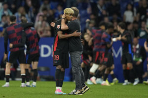 El delantero del FC Barcelona, Lamine Yamal y el técnico alemán Hansi Flick, tras conseguir el segundo gol del equipo blaugrana durante el encuentro correspondiente a la jornada 36 de LaLiga EA Sports que RCD Espanyol y FC Barcelona disputan este jueves en el RCDE Stadium, en Cornellá de Llobregat, Barcelona. EFE/Alejandro García