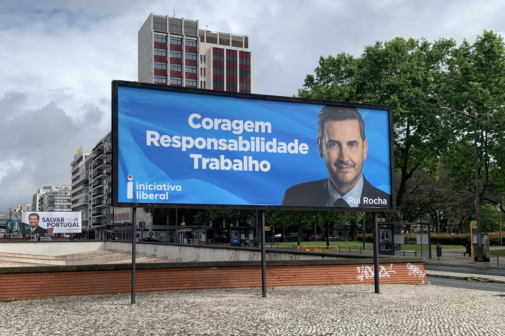 La campaña para las elecciones legislativas del 18 de mayo en Portugal arrancó este domingo marcada por el anuncio del Gobierno del primer ministro en funciones, el conservador Luís Montenegro, de que cerca de 18.000 inmigrantes irregulares recibirán una notificación para abandonar el país próximamente. EFE/ Carlota Ciudad