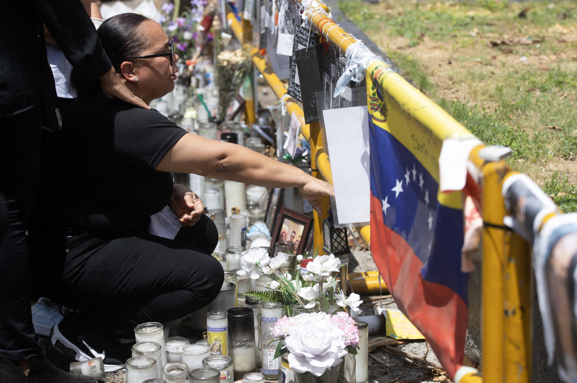 Una mujer llora en un acto en conmemoración de las víctimas del accidente ocurrido en la discoteca Jet Set, este jueves en Santo Domingo (República Dominicana). EFE/Orlando Barría