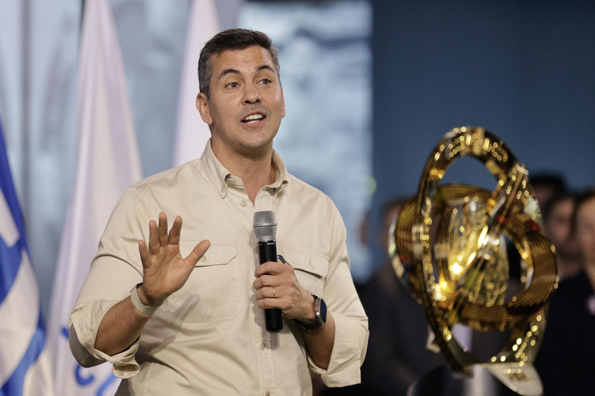 El presidente de Paraguay, Santiago Peña, habla durante la inauguración oficial de la exposición por el 120 aniversario de la FIFA este martes, en el Centro Cultural del Puerto en Asunción (Paraguay). EFE/ Juan Pablo Pino