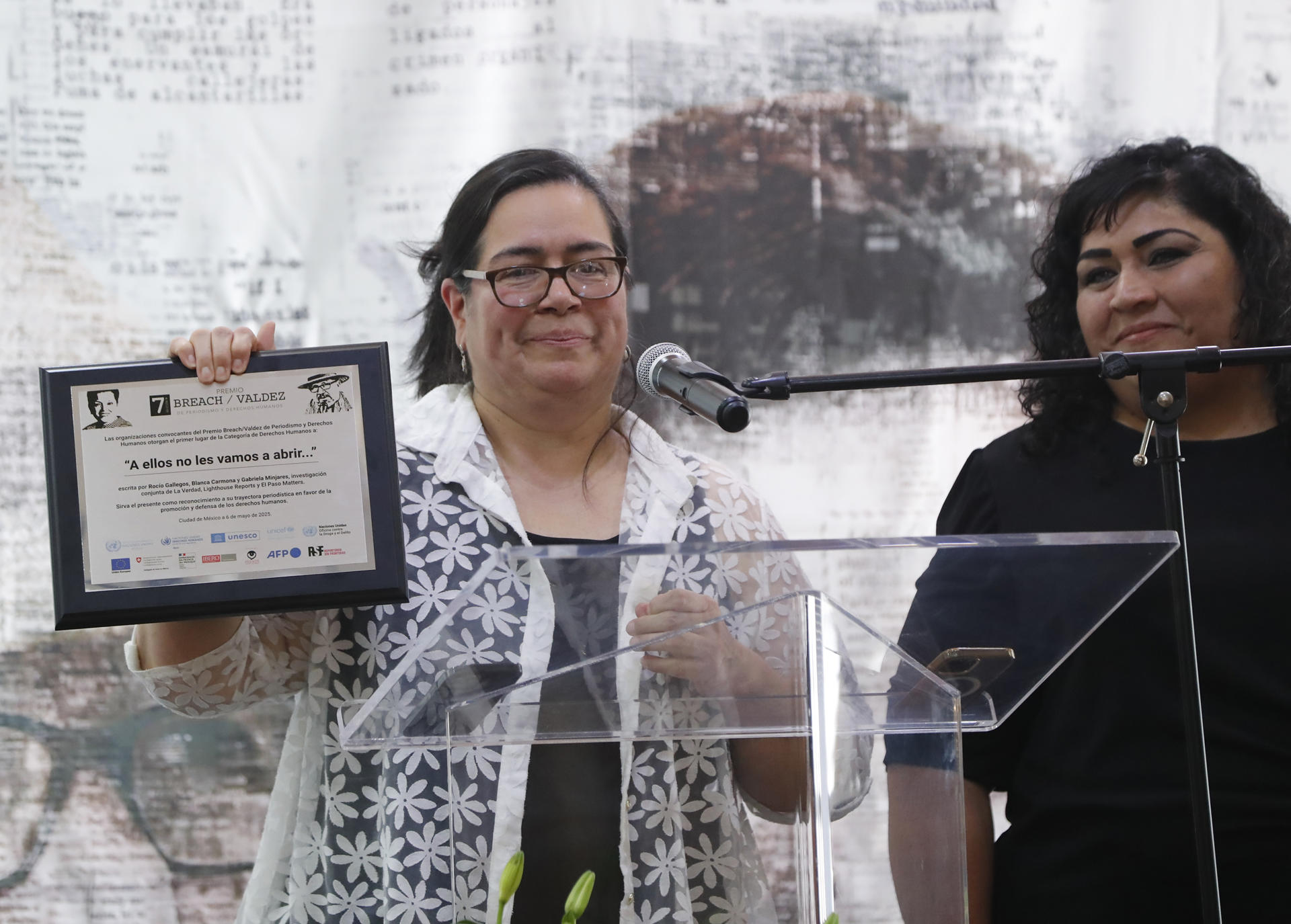 Las periodistas de La Verdad de Juárez, Rocío Gallegos (i) y Gabriela Minjarez, ganadoras del primer lugar del premio Breach/Valdez de periodismo y derechos humanos en México, posan este martes, en Ciudad de México (México). EFE/ Mario Guzmán