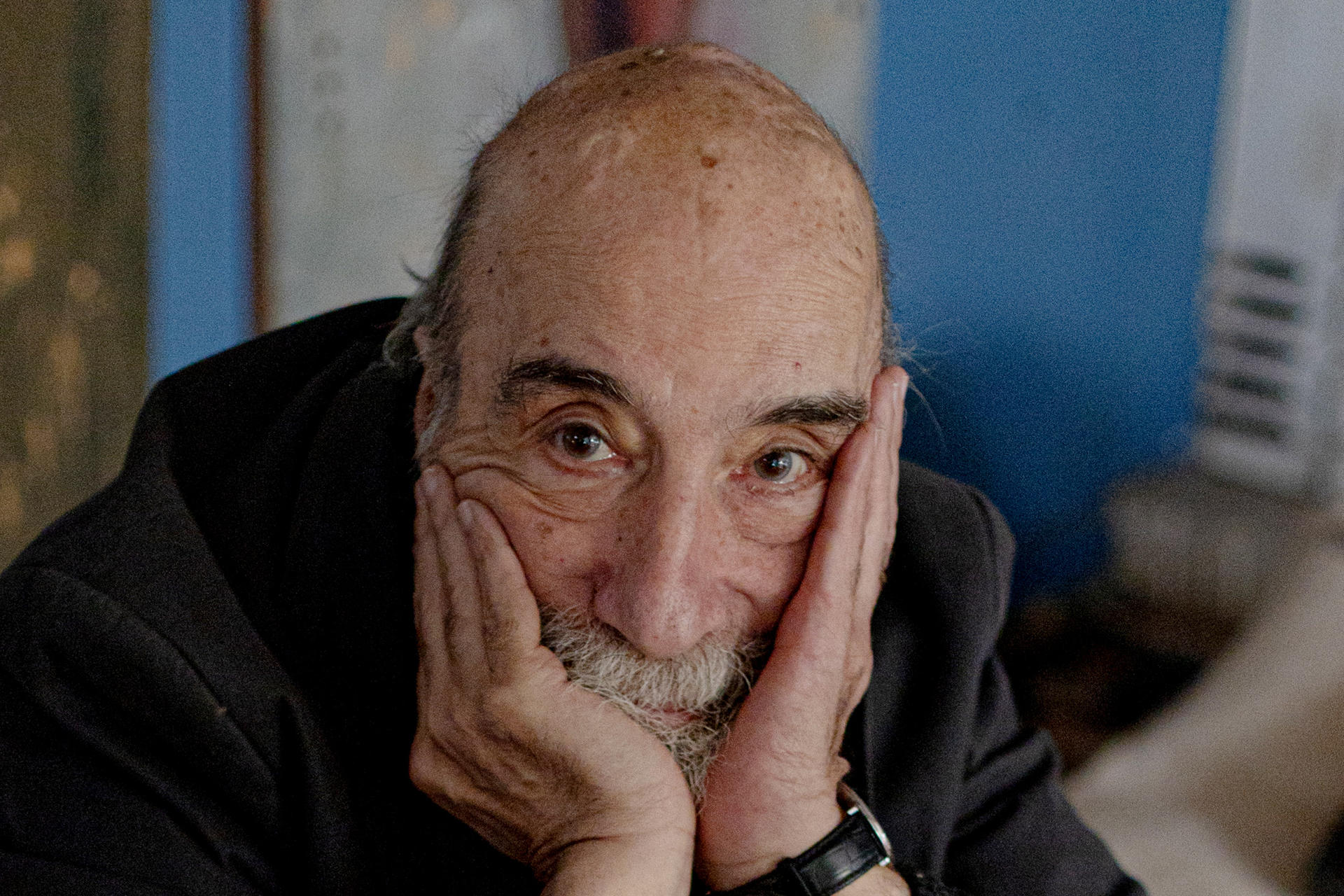 Fotografía del poeta chileno y premio nacional de literatura 2000, Rául Zurita, posando durante una entrevista con EFE en Santiago (Chile). EFE/ Ailen Díaz