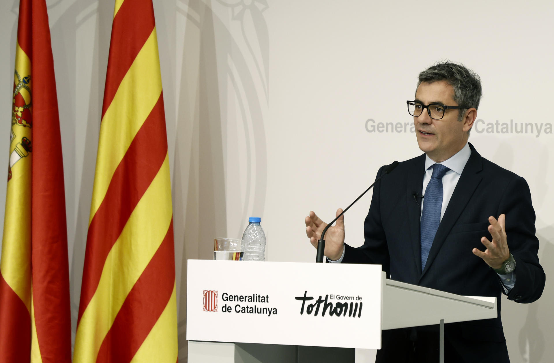 El ministro de Presidencia, Justicia y Relaciones con las Cortes, Fèlix Bolaños, durante la rueda de prensa que ha ofrecido tras reunirse este lunes en Barcelona con el conseller de Justicia de la Generalitat, Ramon Espadaler, para tratar de la reorganización de los Juzgados de Cataluña tras la entrada en vigor de la ley de eficiencia en la Justicia. EFE/Andreu Dalmau