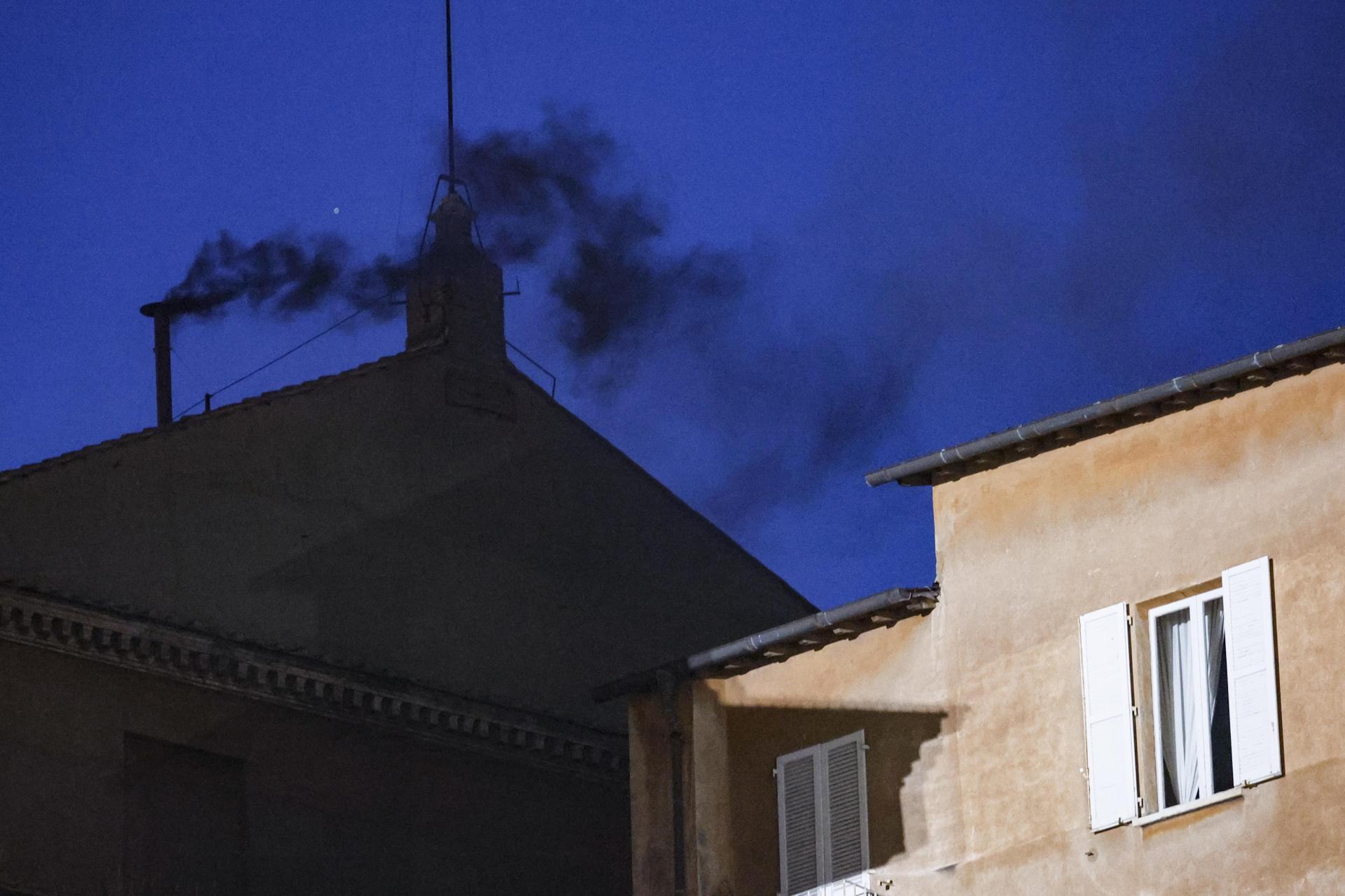 Humo negro sale de la chimenea en el techo de la Capilla Sixtina el primer día del cónclave para elegir un nuevo papa en la Ciudad del Vaticano, 07 de mayo de 2025. (Papa) EFE/EPA/FABIO FRUSTACI
```