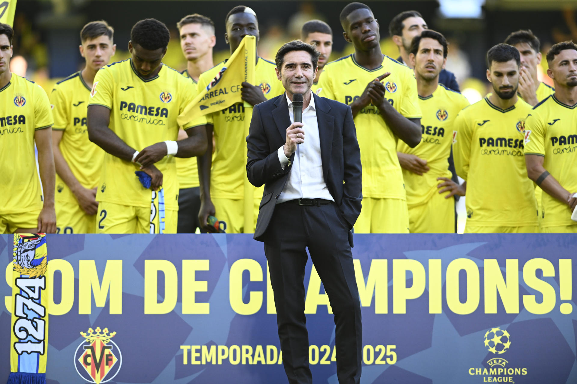 El entrenador del Villarreal, Marcelino García Toral, interviene durante la celebración de la clasificación del equipo a próxima edición de la Liga de Campeones, tras el partido de la jornada 38 de LaLiga EA Sports que Villarreal y Sevilla disputaron en el Estadio de la Cerámica. EFE/Andreu Esteban