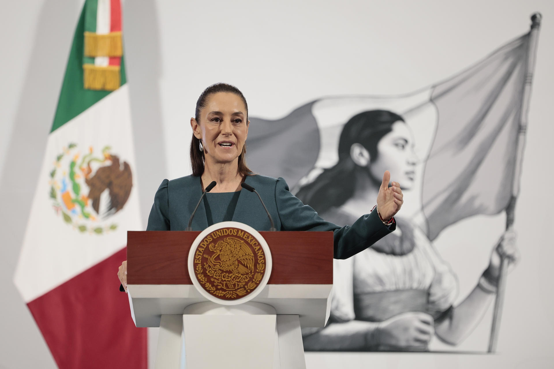 La presidenta de México, Claudia Sheinbaum, habla durante una rueda de prensa este lunes, en Palacio Nacional de la Ciudad de México (México). EFE/ José Méndez