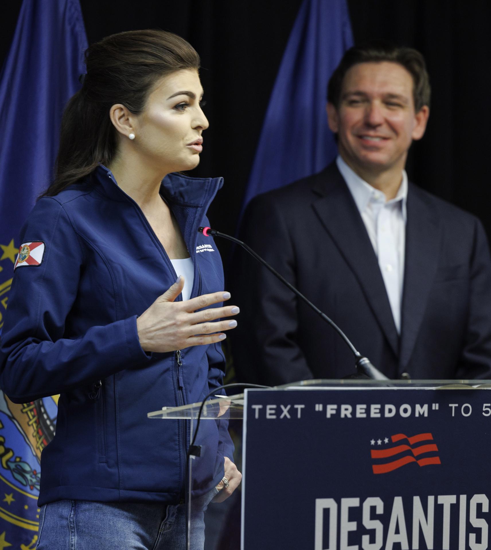 Fotografía de archivo de Casey DeSantis (L) y su esposo, el gobernador republicano de Floida, Ron DeSantis. EFE/CJ GUNTHER