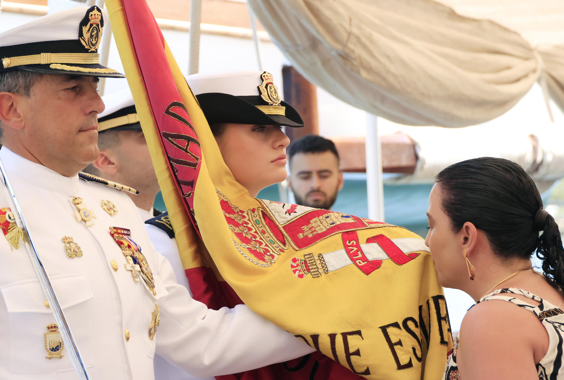 La princesa de Asturias, Leonor de Borbón, porta la bandera nacional de España junto al capitán de navío, Luis Carreras-Presas, durante el acto de jura de bandera abordo del buque escuela de la Armada española Juan Sebastián Elcano que visita el puerto de Cartagena (Colombia). EFE/RICARDO MALDONADO ROZO