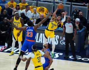 El base de los Indiana Pacers Tyrese Haliburton (d) hace un pase durante la primera mitad del cuarto partido de las finales de la Conferencia Este de la NBA entre los Indiana Pacers y los New York Knicks en el Gainbridge Fieldhouse en Indianápolis, Indiana (EE.UU.). EFE/BRIAN SPURLOCK SHUTTERSTOCK OUT