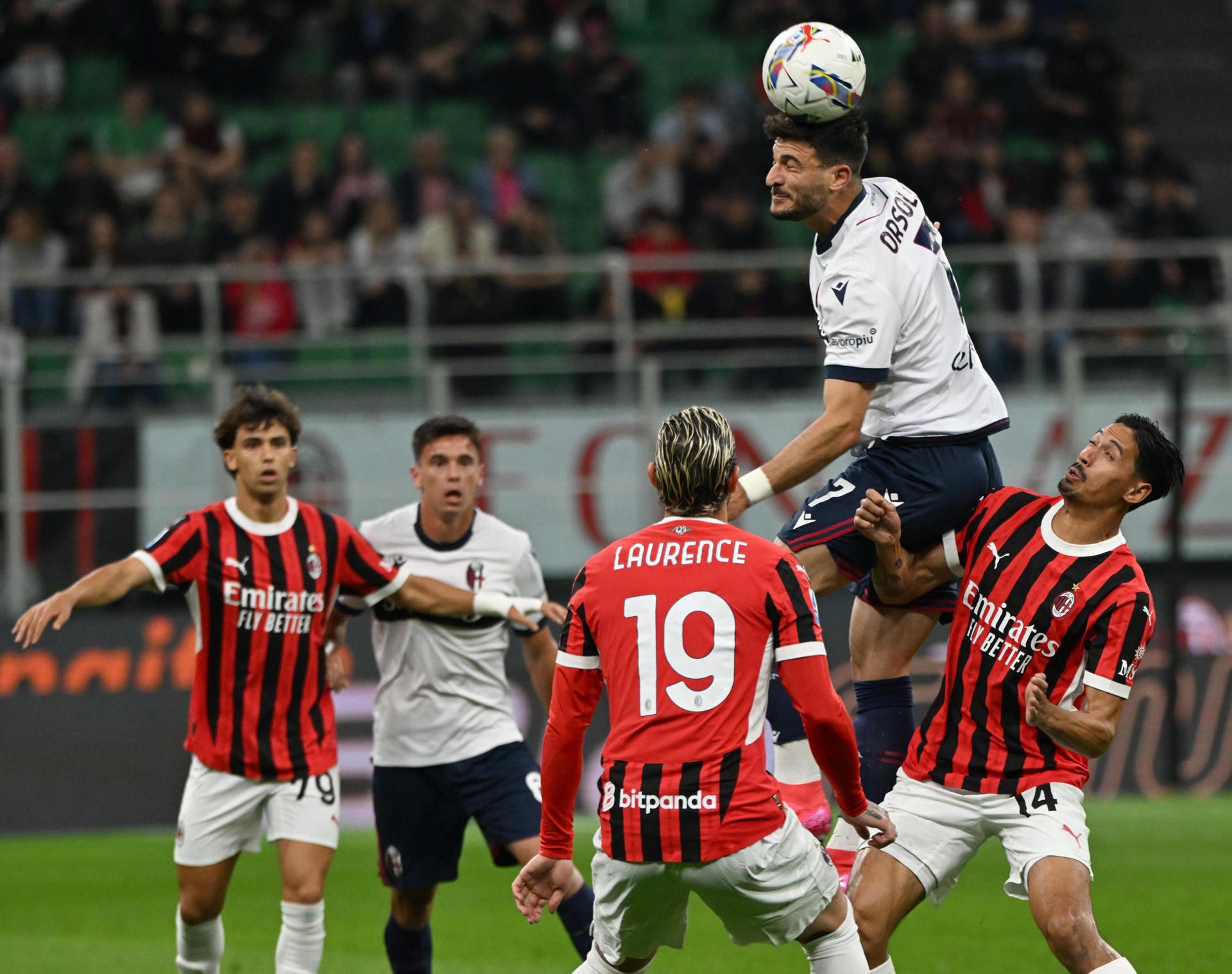 Orsolino golpea de cabeza ante Theo y Joao Félix. EFE/EPA/Daniel Dal Zennaro