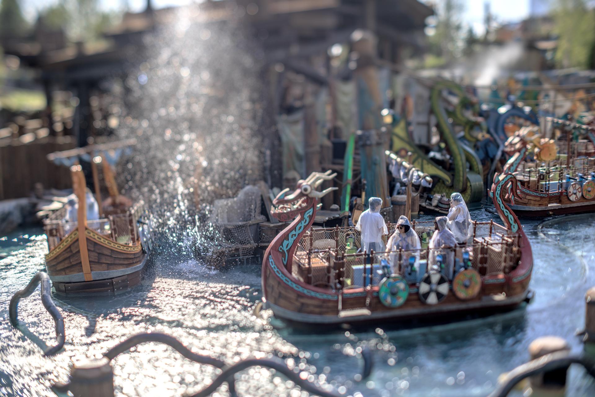 Personas recorren el nuevo la tierra de Como estrenar a tu dragón, Isla de Berk, en el nuevo parque de Universal Epic Universe en Orlando, Florida (EE.UU.). EFE/CRISTOBAL HERRERA-ULASHKEVICH