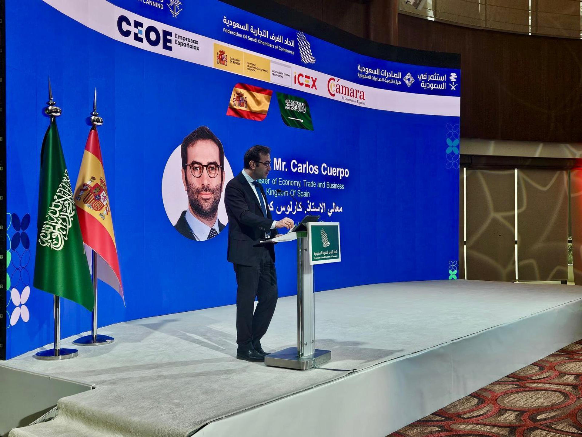 El ministro de Economía, Comercio y Empresa español, Carlos Cuerpo, interviene durante el Foro Empresarial Arabia Saudí - España celebrado este jueves en Riad. EFE/ Carlos Cuerpo Vía X - SOLO USO EDITORIAL/SOLO DISPONIBLE PARA ILUSTRAR LA NOTICIA QUE ACOMPAÑA (CRÉDITO OBLIGATORIO) -