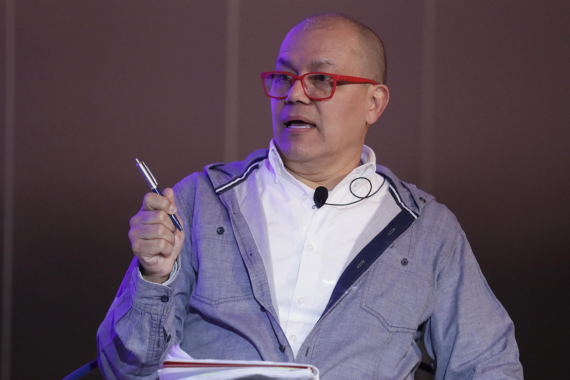 El periodista y escritor colombiano Winston Manrique habla durante la charla 'Diásporas y Exilio' este miércoles, en el marco de la Feria del Libro de Bogotá (FilBo), en Bogotá (Colombia). EFE/ Carlos Ortega