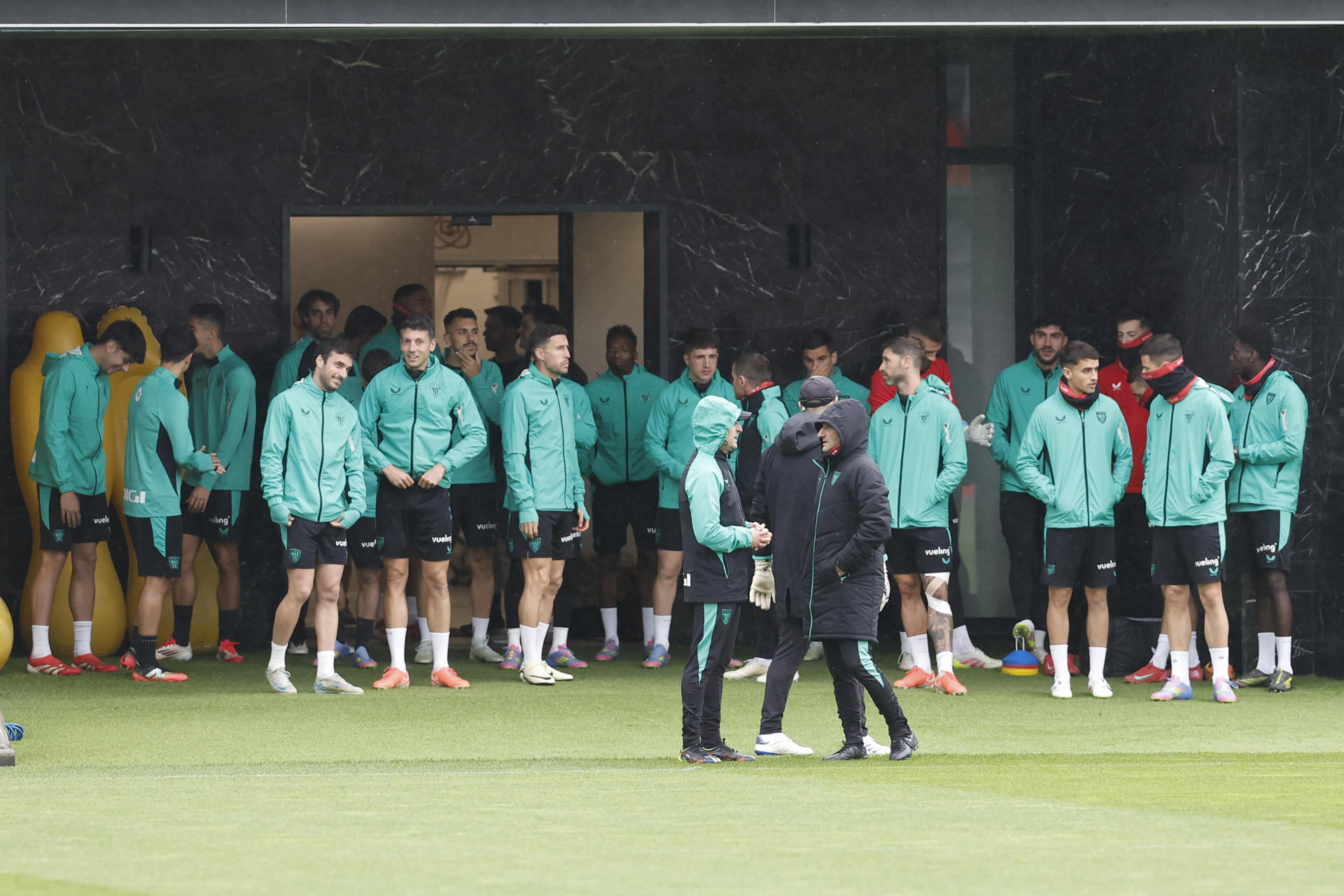 El técnico del Athletic de Bilbao, Ernesto Valverde (d), durante el entrenamiento que el Athletic Club ha celebrado este martes, preparatorio del partido de Liga Europa del jueves ante el Manchester United. EFE/ Miguel Toña