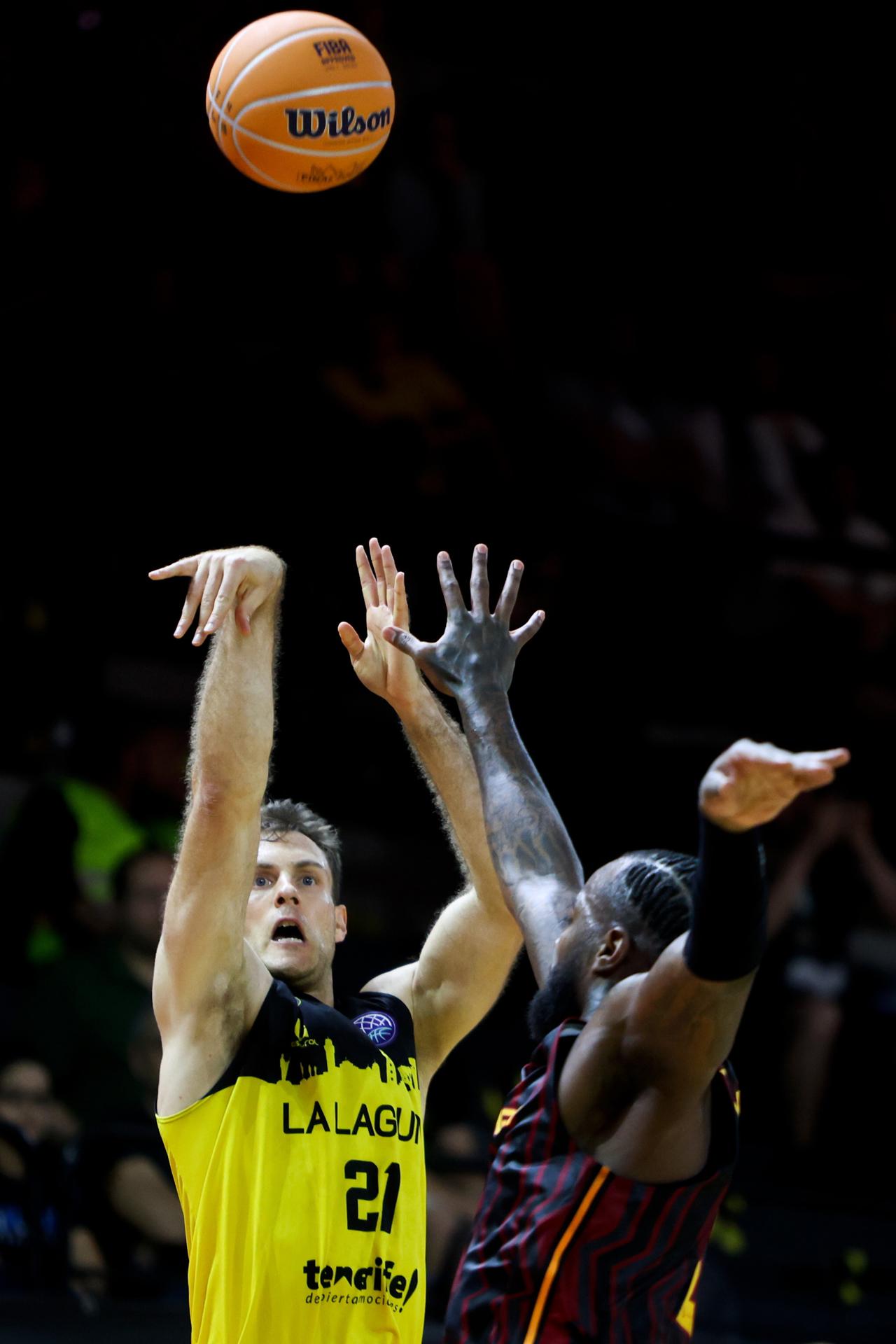 El Galatasaray turco eliminó a La Laguna Tenerife este viernes en semifinales (80-90), con remontada incluida y un doble-doble de 21 puntos y diez rebotes del pívot Ebuka Izundu, por lo que jugará la final de Liga de Campeones FIBA (BCL) este domingo ante el ganador de la eliminatoria entre Unicaja y AEK Atenas en el Sunel Arena de Atenas (Grecia). EFE/EPA/Georgia Panagopoulou