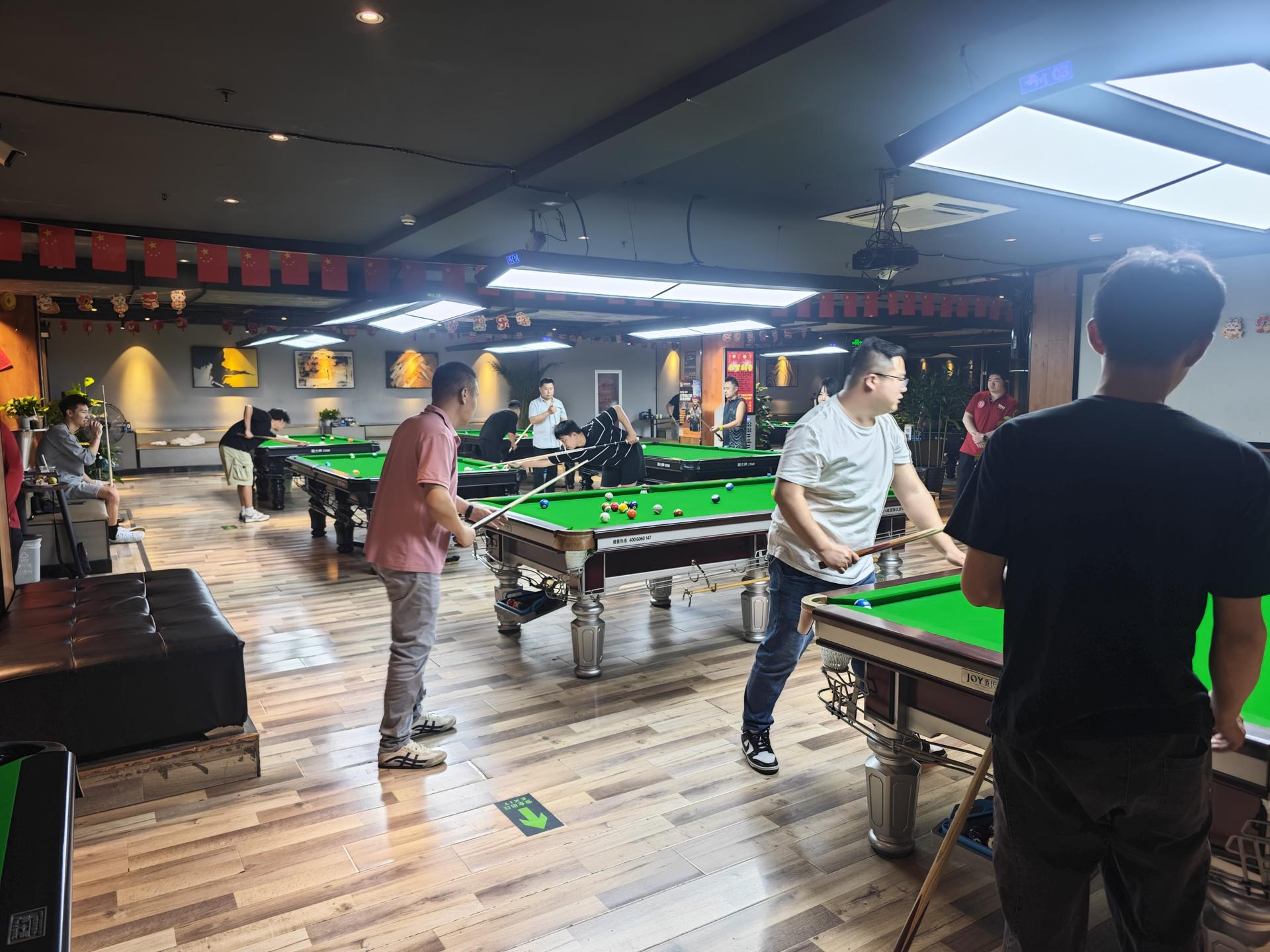 Aficionados disfrutan del billar en el Yunchuan Billard en Pekín. EFE/Guillermo Benavides
