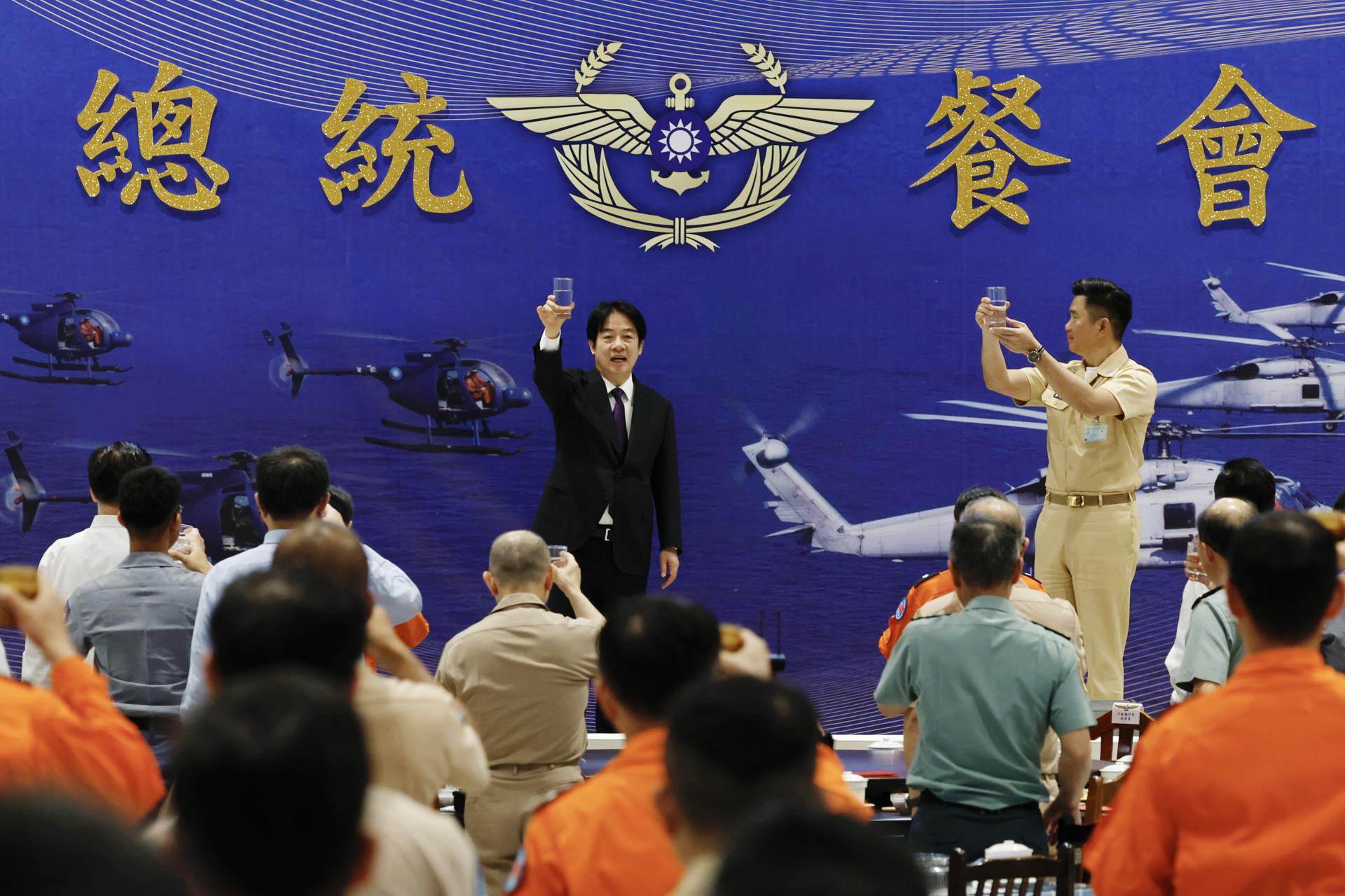 El presidente taiwanés, William Lai, sostiene un vaso de agua y propone un brindis después de su discurso en una base naval en Kaohsiung, Taiwán, el 16 de mayo de 2025. EFE/EPA/RITCHIE B. TONGO
