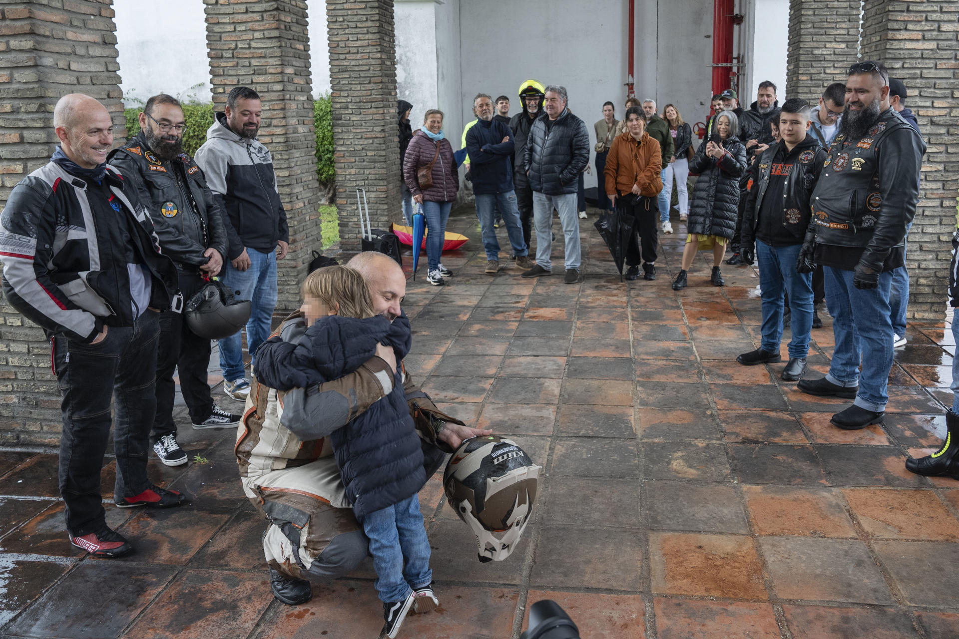 Tras haber alcanzado las figuras del toro de Osborne situadas en España, México y Dinamarca, Julio Álamo (4i) inicia la tercera y última etapa del reto este sábado desde El Puerto de Santa María y con destino Japón . EFE/Román Ríos