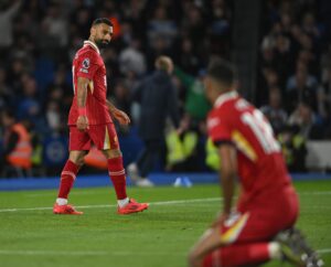 El jugador del Liverpoo Mohamed Salah (I) observa a Cody Gakpo durante el partido de la Premier League que han jugado Brighton & Hove Albion y Liverpool FC, en Brighton, Reino Unido. EFE/EPA/DANIEL HAMBURY