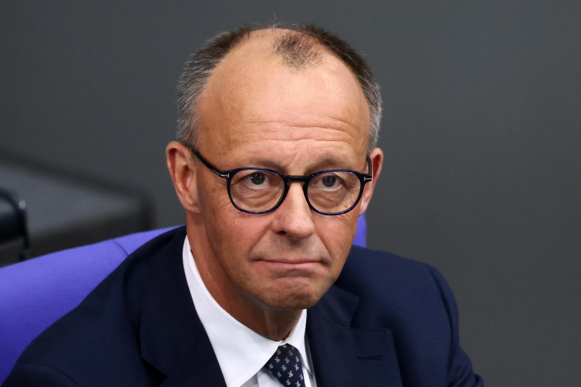 El canciller alemán, Friedrich Merz, en su primera declaración de Gobierno en la Cámara Baja del Parlamento alemán 'Bundestag' en Berlín, el 14 de mayo de 2025. EFE/EPA/HANNIBAL HANSCHKE