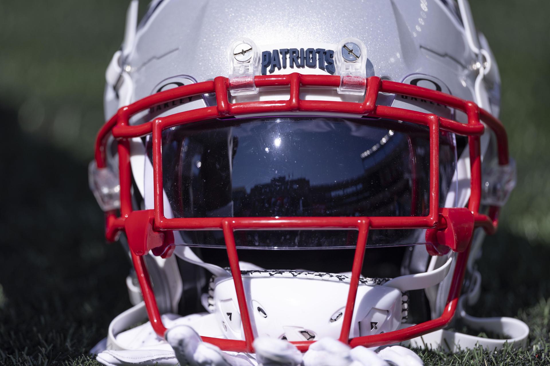 Imagen de archivo de un casco y los guantes de fútbol americano. EFE/EPA/CJ GUNTHER