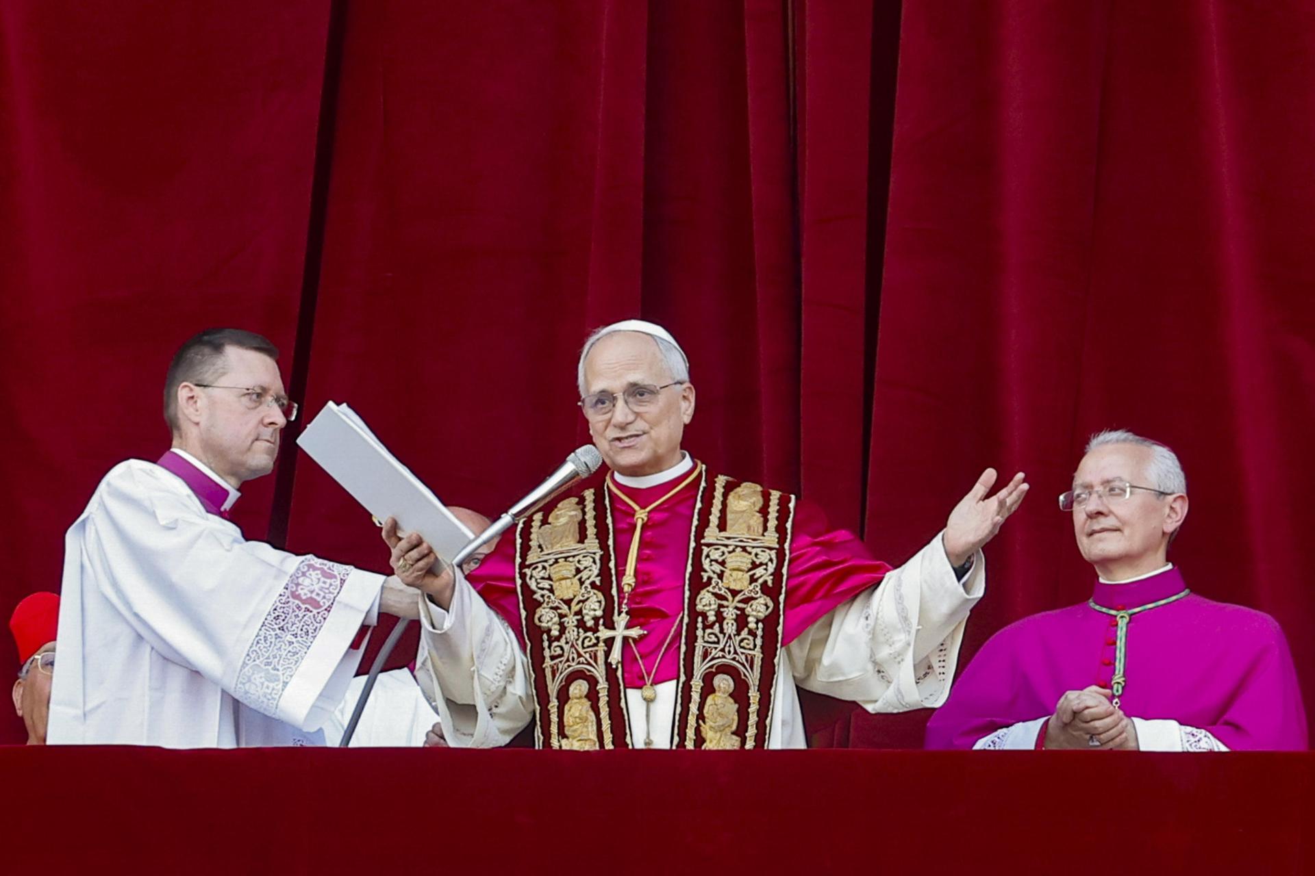 El recién elegido Papa León XIV, el cardenal estadounidense Robert Francis Prevost, saluda a los fieles desde la Basílica de San Pedro, Ciudad del Vaticano (Vaticano). EFE/FABIO FRUSTACI