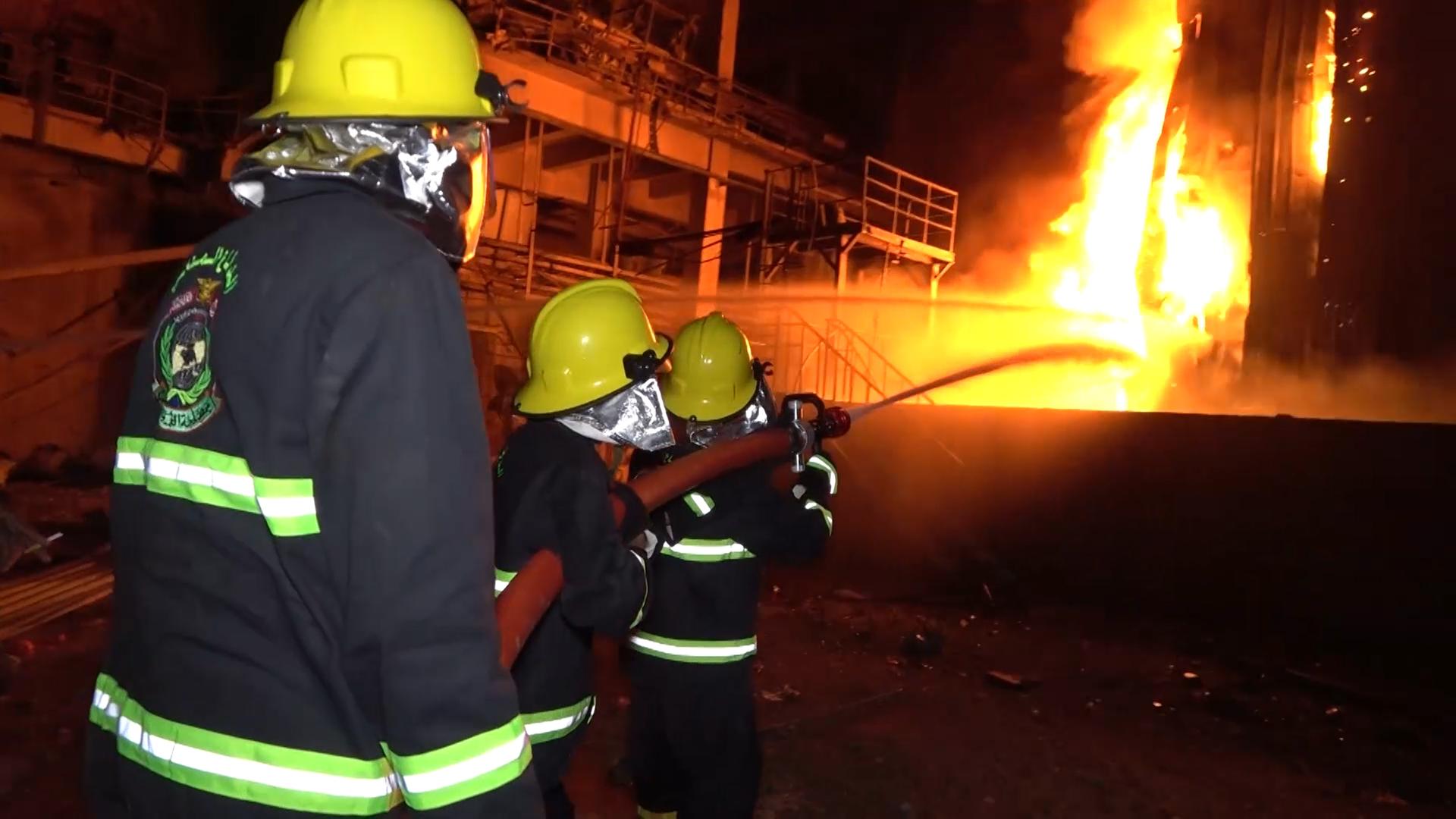 Una captura de pantalla tomada de un video publicado por el canal de televisión hutí Al Masirah muestra a los bomberos extinguiendo un incendio en una fábrica de cemento luego de los ataques aéreos israelíes sobre el puerto yemení de Al Hudeida, el 5 de mayo de 2025. EFE/EPA/AL-MASIRSAH TV