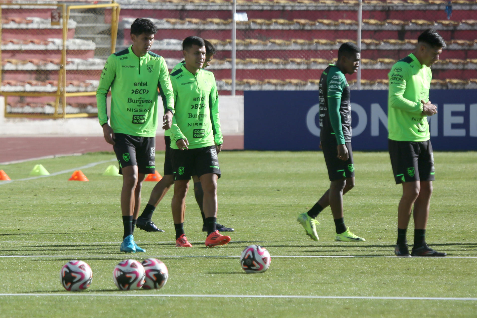 Jugadores de la selección boliviana de fútbol participan en un entrenamiento este jueves, en La Paz. EFE/ Luis Gandarillas
