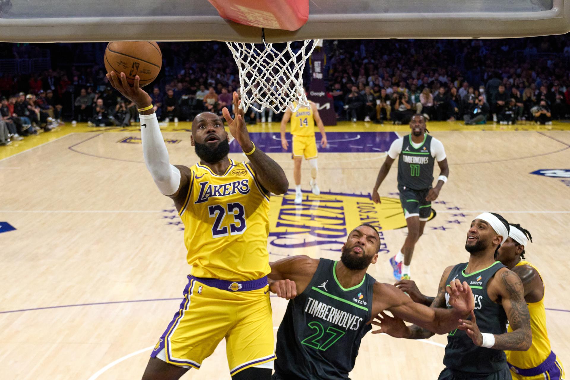 LeBron James (I) de Los Angeles Lakers encesta durante la primera mitad del quinto partido de la primera ronda de los playoffs de la NBA entre los Minnesota Timberwolves y Los Angeles Lakers en Los Ángeles, California, EE.UU. EFE/EPA/ALLISON DINNER